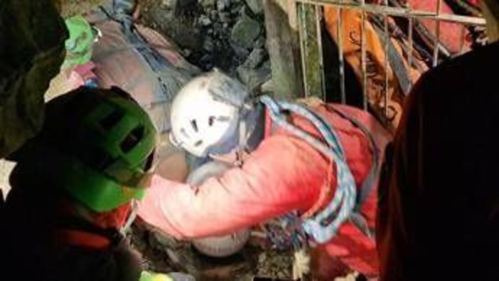 Salvo lo speleologo bloccato a 120 metri di profondità in Piemonte, estratto dopo 12 ore Salvo lo speleologo bloccato a 120 metri di profondità in Piemonte, estratto dopo 12 ore