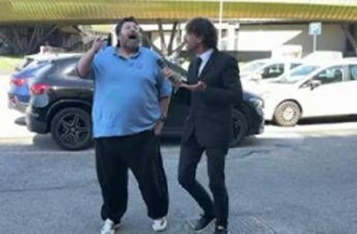 Prato, tensione alla presentazione del candidato sindaco Adinolfi: lite con inviato delle 'Iene' Prato, tensione alla presentazione del candidato sindaco Adinolfi: lite con inviato delle 'Iene'