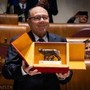 Carlo Verdone sindaco di Roma, la giornata finisce con la Lupa Capitolina Carlo Verdone sindaco di Roma, la giornata finisce con la Lupa Capitolina