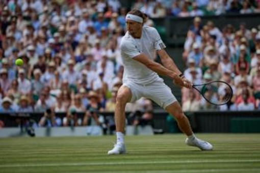 Wimbledon, paura Zverev: cade e resta a terra, lo aiuta... Sinner Wimbledon, paura Zverev: cade e resta a terra, lo aiuta... Sinner