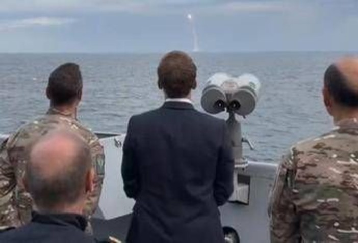 Francia, Macron assiste a lancio di prova missile intercontinentale da sottomarino nucleare Francia, Macron assiste a lancio di prova missile intercontinentale da sottomarino nucleare