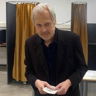 Sgarbi al seggio, le foto della prima apparizione pubblica