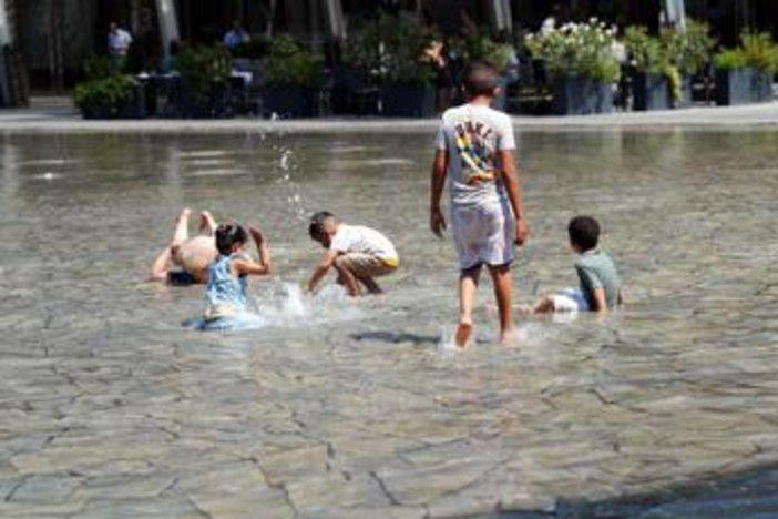 Caldo record, fino a domani 25 città da bollino rosso: quando arriva la svolta
