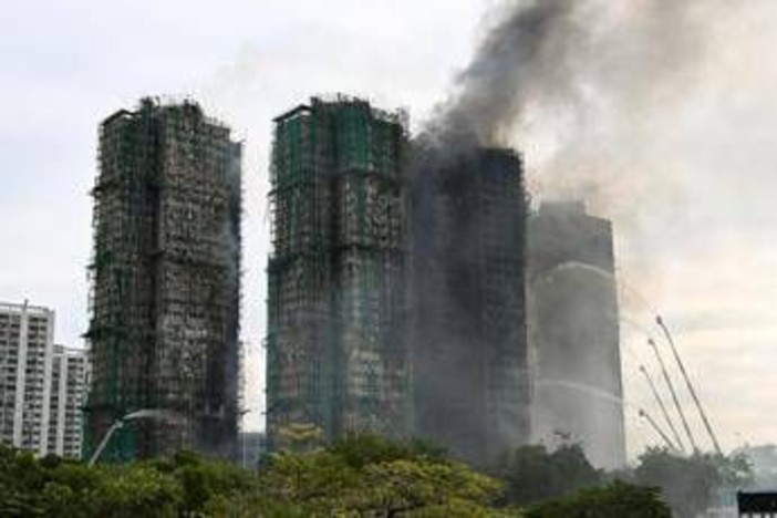 Hong Kong, salvate 144 persone dopo l'incendio: ancora 150 i dispersi