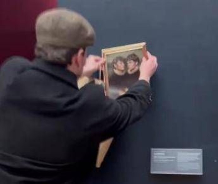 Louvre, due tiktoker appendono il loro ritratto vicino alla Gioconda Louvre, due tiktoker appendono il loro ritratto vicino alla Gioconda