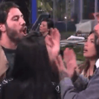 Caos al Grande Fratello, Omer si abbassa i pantaloni e Jonas lo attacca