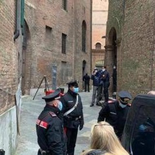 Morte David Rossi, perizia: lesioni volto non legate a caduta, ipotesi urto contro fili metallo finestra Mps Morte David Rossi, perizia: lesioni volto non legate a caduta, ipotesi urto contro fili metallo finestra Mps