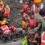 Miracolo in Nepal, estratti vivi due operai rimasti intrappolati in una galleria 9 giorni dopo l'alluvione