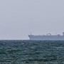 Iran, petroliera in fiamme al largo dell'Arabia Saudita: colpita da 'proiettile non identificato'