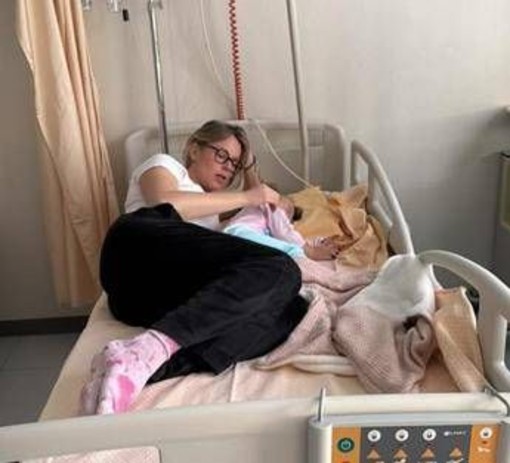 Federica Pellegrini in ospedale con la figlia: "Ha avuto convulsioni febbrili" Federica Pellegrini in ospedale con la figlia: "Ha avuto convulsioni febbrili"
