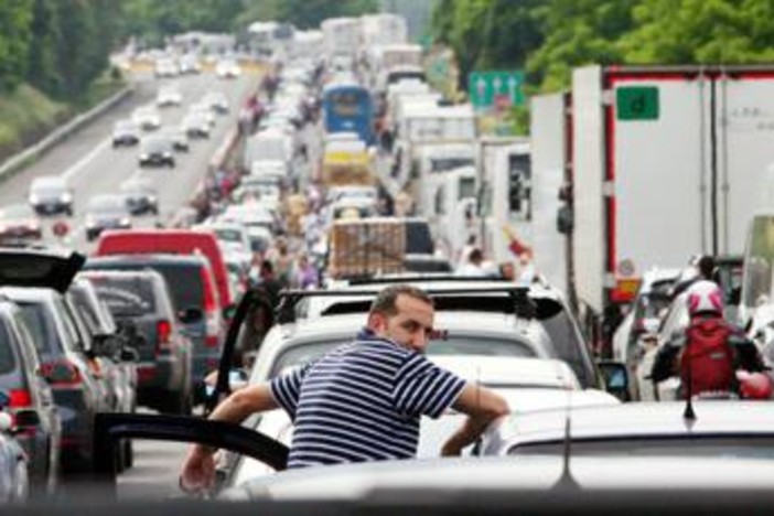 Esodo, ecco il traffico da bollino rosso: 27 milioni in viaggio da oggi a domenica Esodo, ecco il traffico da bollino rosso: 27 milioni in viaggio da oggi a domenica