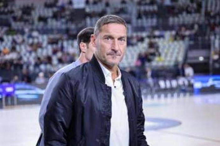 Totti e la prima visita alla prostata: "Dottore, cosa vorrebbe fare con questo arnese...?" Totti e la prima visita alla prostata: "Dottore, cosa vorrebbe fare con questo arnese...?"