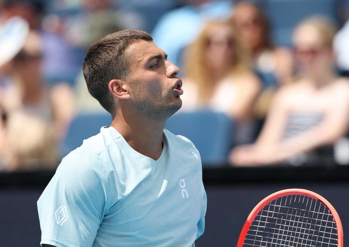 Cobolli rimonta Comesana nell’esordio agli Us Open, Bellucci travolge Piros