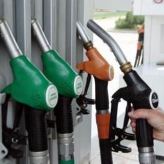 Caro carburanti, prezzi benzina e diesel continuano a salire Caro carburanti, prezzi benzina e diesel continuano a salire