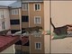 Gatto in pericolo su un tetto, il 'salvataggio' con... un'asse da stiro Gatto in pericolo su un tetto, il 'salvataggio' con... un'asse da stiro