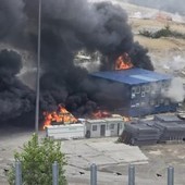No Tav, assalto al cantiere in Val di Susa: bruciate 2 camionette dei carabinieri No Tav, assalto al cantiere in Val di Susa: bruciate 2 camionette dei carabinieri