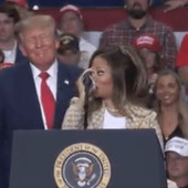 Donald Trump senza freni in Michigan, sul palco del comizio con lui Nicki Minaj: "Ha un lato B spettacolare" Donald Trump senza freni in Michigan, sul palco del comizio con lui Nicki Minaj: "Ha un lato B spettacolare"