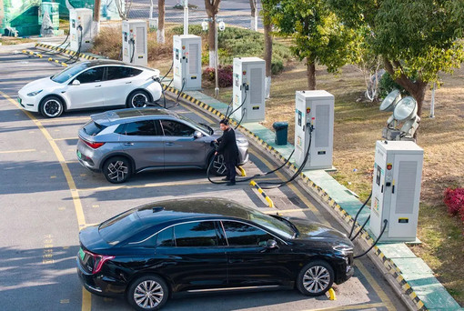 Cina, aumenta il consumo di energia per auto elettriche e servizi dati internet