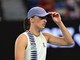 Australian Open, Swiatek perde e chiede privacy: "Siamo animali allo zoo?"