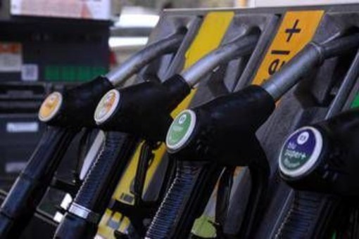 Benzina e diesel, prezzi calano ancora: verde ai minimi da oltre 4 anni Benzina e diesel, prezzi calano ancora: verde ai minimi da oltre 4 anni