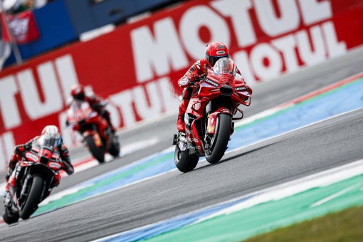 Marc Marquez vince ad Assen davanti a Bezzecchi e Bagnaia