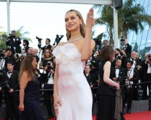 Laila Hasanovic conquista Cannes, la fidanzata di Sinner sfila con l'abito da 'sposina'