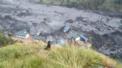 Nepal, nuove inondazioni: ponti e case spazzati via, ci sono dispersi Nepal, nuove inondazioni: ponti e case spazzati via, ci sono dispersi