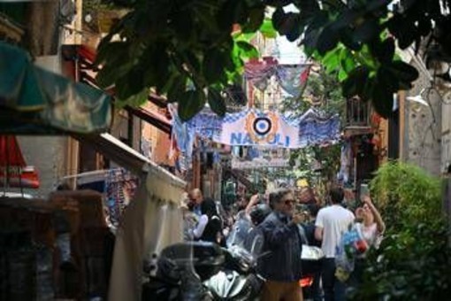 Sindaco francese dice no ai panni stesi: "Qui non siamo a Napoli". La risposta dell'assessore Puca: "Ci dispiace per voi" Sindaco francese dice no ai panni stesi: "Qui non siamo a Napoli". La risposta dell'assessore Puca: "Ci dispiace per voi"