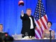 Trump e l'annuncio con il cappellino rosso: "E' mia intenzione candidarmi alle presidenziali 2028"