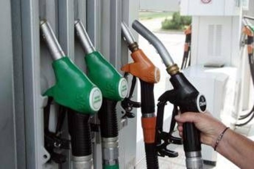 Caro carburante, controlli ai distributori a Roma: sequestrati 26mila litri prodotto non conforme Caro carburante, controlli ai distributori a Roma: sequestrati 26mila litri prodotto non conforme