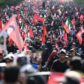 Iran, iniziata a Teheran processione per funerali di Khamenei