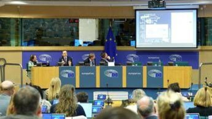 Alimentazione, Nourishment Table: "Non solo dieta sana ma anche nutrizione adeguata" Alimentazione, Nourishment Table: "Non solo dieta sana ma anche nutrizione adeguata"